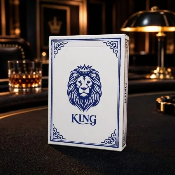 קלפי פוקר מקצועיים KING בגוון כחול — חפיסה עומדת על שולחן פוקר, גב הקלף עם עיטור אריה